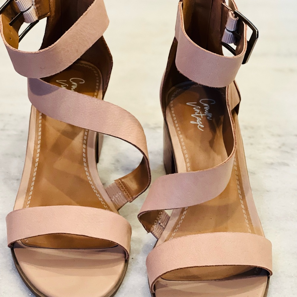 Daulia Sandal by Crown Vintage. Size 9
